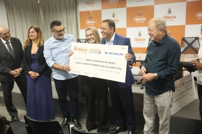 A Prefeitura de Niterói realizou, nesta quinta-feira (11), mais uma etapa de entrega dos cheques simbólicos do programa Niterói Empreendedora para empresários contemplados com a linha de crédito subsidiada. Nesta semana, 50 empreendedores receberam o benefício