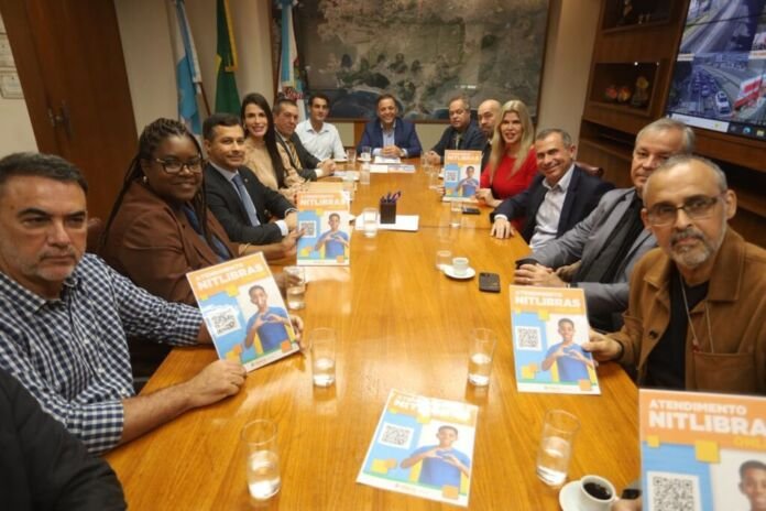 Lucas Benevides - Nitlibras (2) O prefeito de Niterói, Rodrigo Neves, anunciou, nesta terça-feira (9), a implantação do serviço NitLibras nas delegacias de Niterói