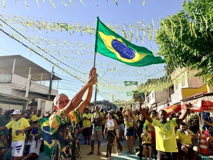 Camisas verde e amarelas, famílias reunidas e muita animação marcaram as Fan Fests realizadas nas ruas que conquistaram o segundo e o terceiro lugares no concurso “Minha Rua é Hexa”, durante a vitória da Seleção Brasileira por 2 a 1 sobre o Japão