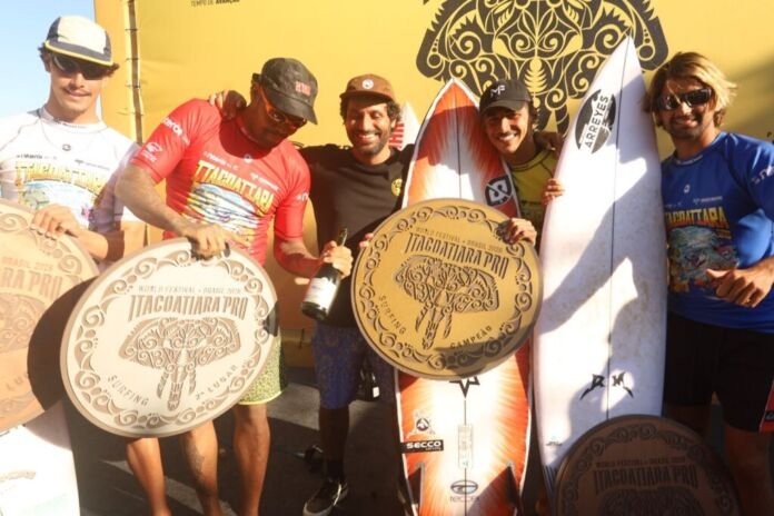 O prefeito de Niterói, Rodrigo Neves, participou da premiação do campeonato profissional de surf do Itacoatiara Pro 2026, na Praia de Itacoatiara, neste sábado (6)