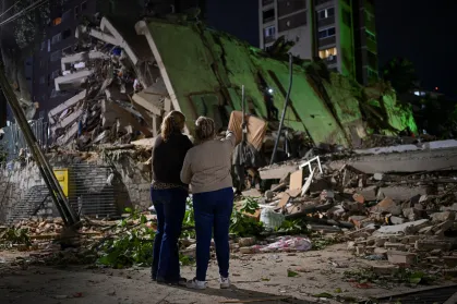 Predio-desaba-em-Caracas-apos-terremotos-atingirem-a-Venezuela Uma série devastadora de terremotos atingiu a Venezuela na noite de quarta-feira, 24 de junho de 2026, resultando em um cenário de calamidade e luto
