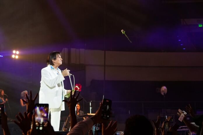 RC10 Falta pouco para Niterói receber um dos maiores nomes da música brasileira. O cantor Roberto Carlos se apresenta no próximo dia 27, às 20h30, na Arena Niterói, novo equipamento multiuso da Prefeitura de Niterói, localizado no Parque Poliesportivo da Concha Acústica, em São Domingos