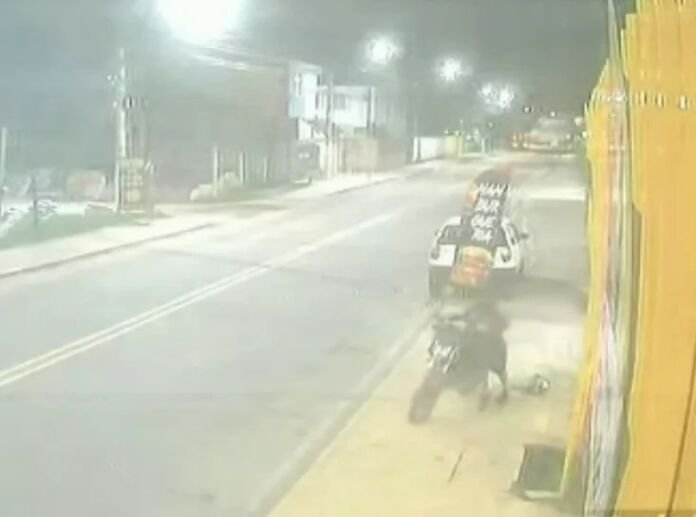 Na noite do último sábado, 30 de maio, um entregador teve sua motocicleta furtada por um criminoso por volta das 21h30. O caso aconteceu na Rua 107, no bairro Cordeirinho, na Região Litorânea de Maricá. Até o momento, a identidade do autor do crime não foi descoberta.