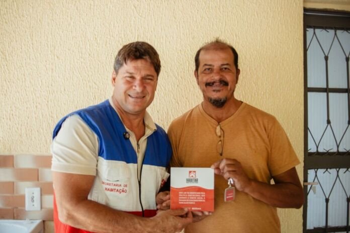 A Prefeitura de Maricá, por meio da Secretaria de Habitação, realizou nesta quarta-feira (03/06) a entrega de mais 12 residências reformadas pelo Programa de Melhorias Habitacionais, no bairro Mumbuca