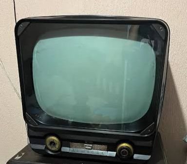 Mesmo com um atraso de nove anos em relação ao início das transmissões de televisão no Brasil, que começaram em 1950 por meio da TV Tupi (Canal 6, no Rio de Janeiro), a cidade de Maricá recebeu seu primeiro aparelho de TV apenas em 1959