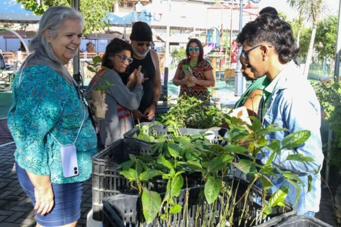 A Prefeitura de Maricá, por meio da Secretaria de Agricultura e Pecuária, promoveu neste sábado (06/06) mais uma edição da Feira da Agricultura Familiar, em Araçatiba