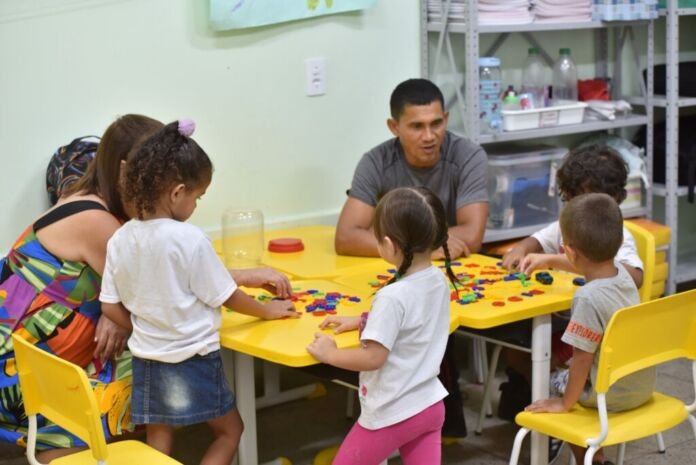 A Prefeitura de Maricá, por meio da Secretaria de Educação, está com inscrições abertas para o Programa 'Corujinhas', iniciativa criada para atender famílias cujos responsáveis exerçam, comprovadamente, atividades profissionais ou acadêmicas no período noturno