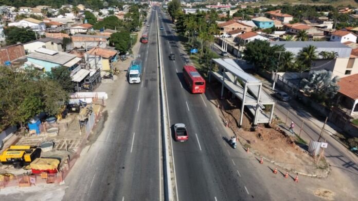 WhatsApp Image 2026-06-10 at 17.53.18 A Prefeitura de Maricá avança na construção de uma nova passarela para pedestres na Rodovia Amaral Peixoto (RJ-106), na altura da entrada do bairro Retiro (km 24)