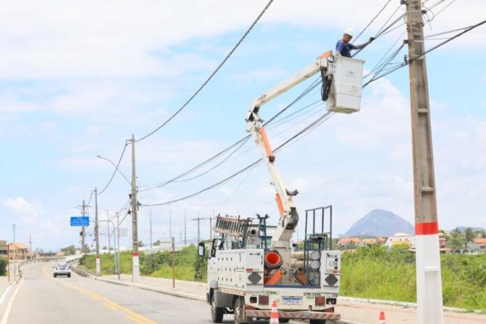 Maricá segue ampliando o trabalho de limpeza, organização e retirada de fios irregulares em diferentes bairros da cidade.