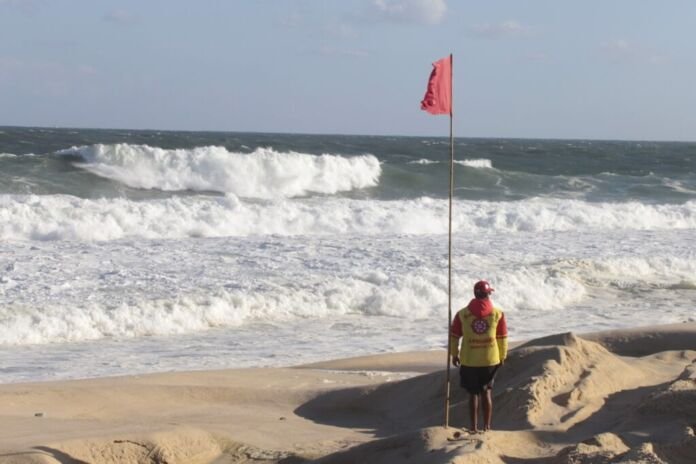 A Prefeitura de Maricá alerta moradores e visitantes sobre a previsão de ressaca no litoral do município entre esta sexta-feira (19/06) e a madrugada de sábado (20/06)
