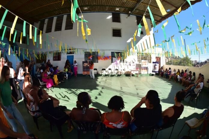 WhatsApp Image 2026-06-21 at 16.54.56 Em uma tarde dedicada à escuta, ao acolhimento e à troca de experiências, cerca de 40 mulheres se reuniram neste sábado (20), na Sociedade Beneficente Sagrada Família, na Vila Ipiranga, para participar de mais uma edição da Mesa de Diálogo promovida pela Prefeitura de Niterói, por meio da Secretaria Municipal de Participação Social.