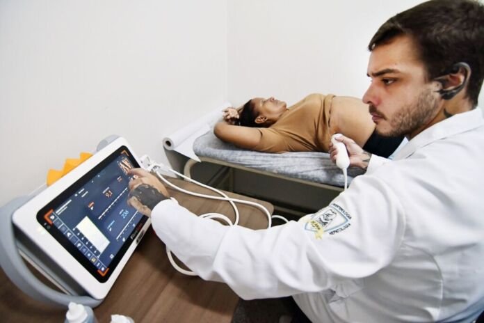 A técnica de enfermagem Renata de Oliveira Correia, de 51 anos, chegou ao Centro de Saúde Vasco Barcelos preocupada após receber, em consulta médica, a suspeita de gordura no fígado