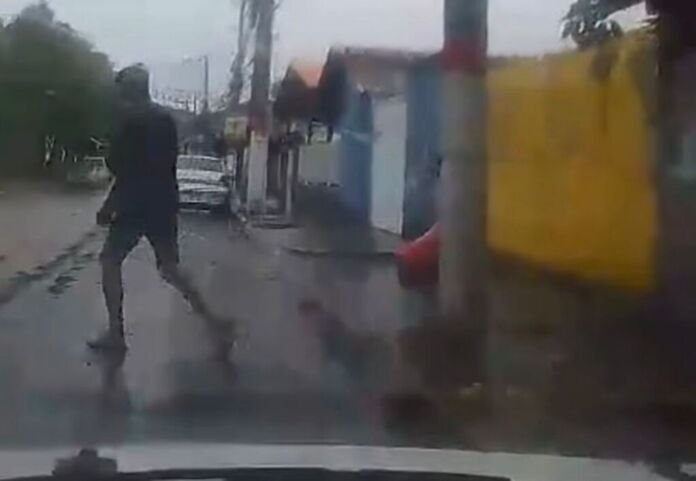 Na manhã desta sexta-feira, 26 de junho, diversas mulheres que passaram pela passarela do km 22, localizada em São José do Imbassaí, relataram terem sido abordadas de forma ameaçadora por um homem armado com uma faca