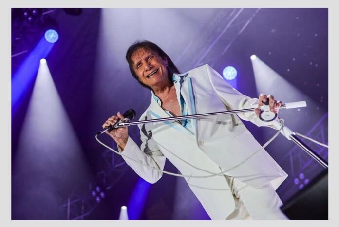 Os olhos marejados anunciavam que seria uma noite inesquecível. Aos 80 anos, Vanda Maria de Souza foi a primeira pessoa a atravessar os portões da Arena Niterói, na noite deste sábado (27)