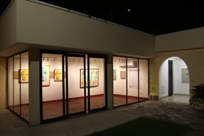 A exposição "Identidades - Uma geometria da memória", em cartaz no Centro Cultural Cauby Peixoto, no Fonseca, entra na reta final