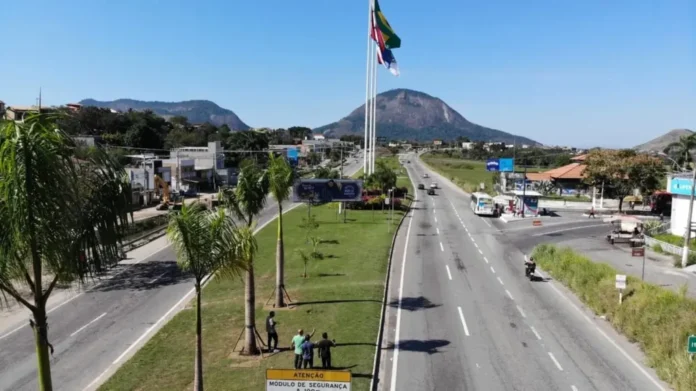 A partir da segunda quinzena de junho, os equipamentos de fiscalização eletrônica instalados pelo Departamento de Estradas de Rodagem do Estado do Rio de Janeiro (DER-RJ) estarão em funcionamento ao longo da Rodovia Amaral Peixoto (RJ-106)