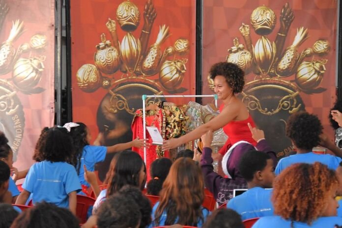 A Prefeitura de Maricá promoveu, nesta quinta-feira (16/7), mais uma atividade da Colônia de Férias nas Comunidades, levando as crianças dos residenciais do programa Minha Casa, Minha Vida de Inoã e Itaipuaçu para uma imersão no universo do carnaval