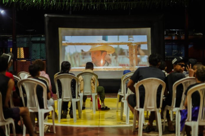 A Prefeitura de Maricá realizou nesta quinta-feira (16/7) uma sessão do Ônibus Audiovisual na Praça do Parque Vera Cruz, em Itaipuaçu