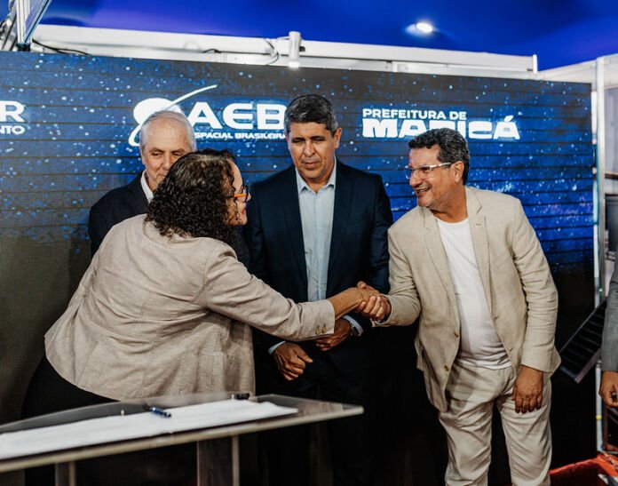 A Prefeitura de Maricá e a Agência Espacial Brasileira (AEB) assinaram, nesta terça-feira (28/7), um protocolo de intenções para promover ações conjuntas no setor espacial.