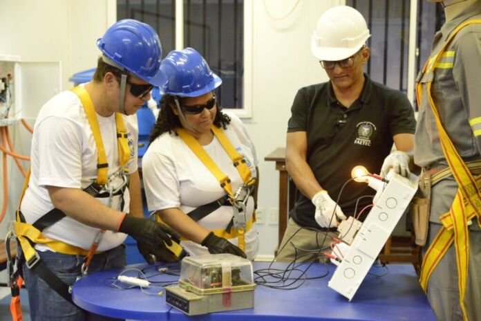 A Faetec está com inscrições abertas para 45 mil vagas gratuitas em cursos presenciais de qualificação profissional em diversas regiões do estado