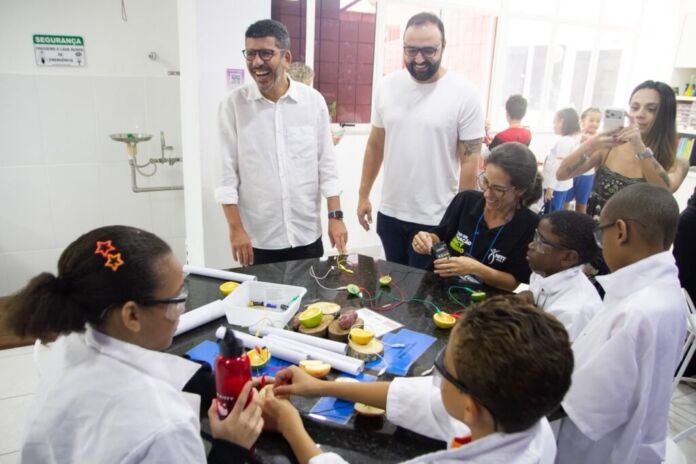 Circuito Robótica em Rede leva inovação e robótica para estudantes da Rede Municipal de Educação - Foto Leonado Fonseca (8) A Secretaria Municipal de Educação realizou, nesta sexta-feira (03), a segunda edição do Circuito Robótica em Rede, reunindo cerca de 400 estudantes do 4º e 5º anos de oito escolas municipais de Ensino Fundamental I em tempo integral