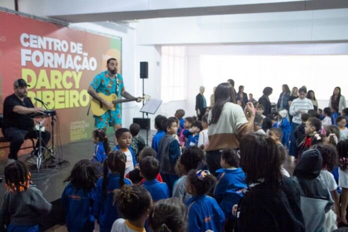 Música, brincadeiras, lazer e muito acolhimento marcaram o primeiro dia de mais uma edição do "Tô de Férias na Escola", programa da Secretaria Municipal de Educação de Niterói que transforma o período de recesso escolar em um espaço de convivência, aprendizado e cuidado para crianças da Rede Municipal de Educação