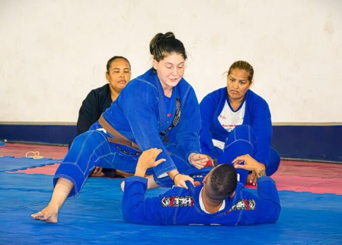 FOTO - DIVULGAÇÃO A Prefeitura de Maricá oferece aulas gratuitas de jiu-jitsu para 144 alunos do município, com foco no ensino da arte marcial aliado à formação cidadã