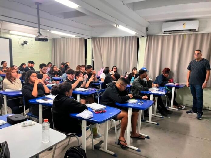Com apoio da Prefeitura de Maricá, o Pré-ENEM Popular Iara Iavelberg está com 250 vagas abertas para o Intensivo 2026, curso gratuito voltado à revisão dos principais conteúdos abordados no Exame Nacional do Ensino Médio (ENEM).