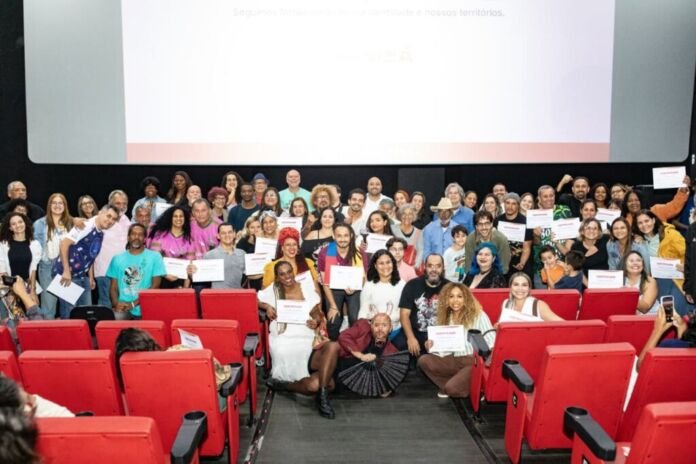 A Prefeitura de Maricá realizou, na terça-feira (21/07), no Cine Henfil, no Centro, a cerimônia de diplomação dos contemplados nos editais da Política Nacional Aldir Blanc de Fomento à Cultura (PNAB) 2026