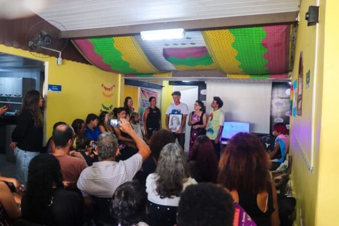 A Prefeitura de Maricá prepara o projeto "Cuidado Vocal: Voz e Identidade", voltado à população LGBTQIAPN+, com foco na comunicação, na autoestima, na afirmação da identidade e na autoimagem.