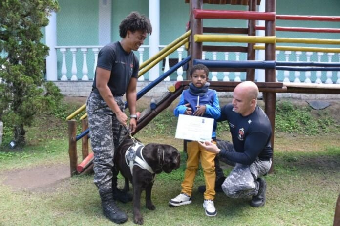 A Prefeitura de Maricá promoveu, nesta terça-feira (14/07), a formatura da segunda turma de cinoterapia do Serviço de Atendimento de Reabilitação Especial de Maricá II (Sarem II)