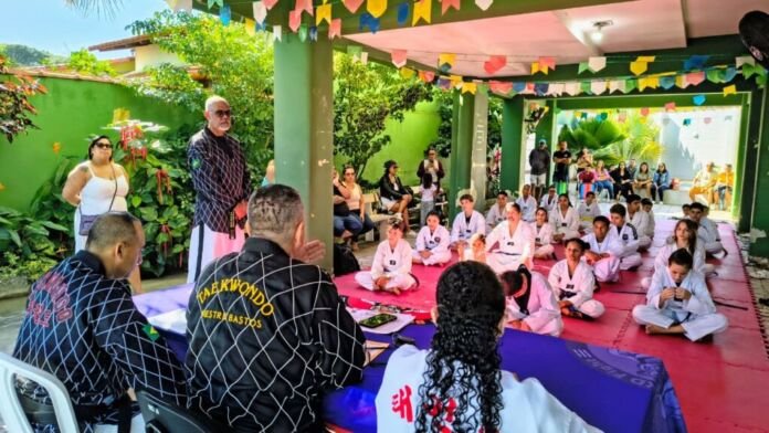 A Prefeitura de Maricá realizou no sábado (11/07) a graduação dos alunos de taekwondo do Programa Viver Bem, no Polo Ponta Negra