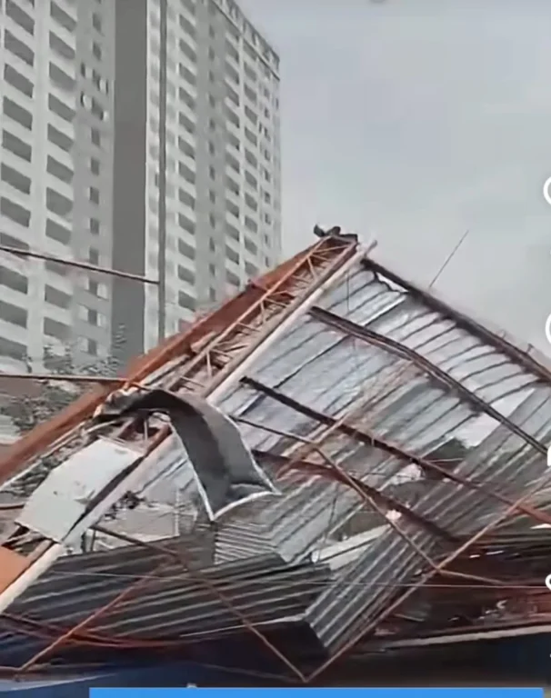 As equipes da Prefeitura de Nova Iguaçu seguem mobilizadas em diversos pontos da cidade para minimizar os impactos da forte ventania que atingiu o município na tarde de quarta-feira (29)
