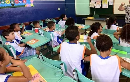 A Secretaria Municipal de Educação de Nova Iguaçu definiu o funcionamento da rede municipal de ensino para esta sexta-feira (31), após as vistorias realizadas nas escolas afetadas pela forte ventania que atingiu o município