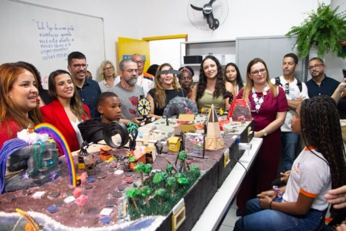 A secretária nacional de Ciência e Tecnologia para o Desenvolvimento Social do Ministério da Ciência, Tecnologia e Inovação (MCTI), Germana Coriolano, visitou nesta terça-feira (28) a Escola Municipal Rachide da Glória Salim Saker, em Santa Bárbara