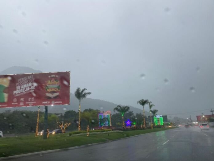 A frente fria retorna a Maricá nesta terça-feira, 7 de julho, trazendo chuva fraca e rajadas de vento de até 60 km/h, além, é claro, da queda na temperatura