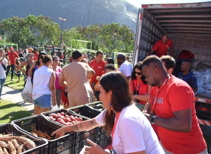 A Prefeitura de Maricá realizou nesta quarta-feira (01/07) a distribuição gratuita de verduras e legumes produzidos no município para moradores do conjunto habitacional Minha Casa, Minha Vida (MCMV) de Itaipuaçu