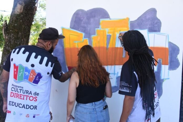 A Prefeitura de Maricá oferece oficinas gratuitas de grafite para mais de 600 alunos, distribuídos entre os polos de Itaipuaçu, Bambuí e Pedreiras