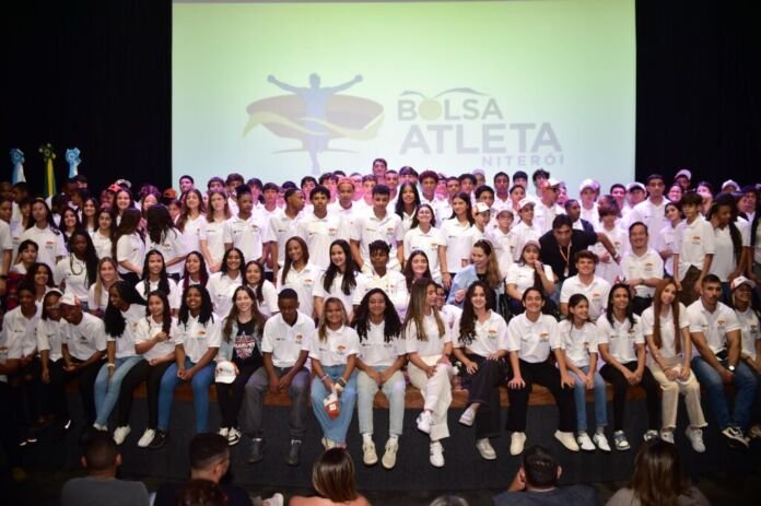 A Prefeitura de Niterói realizou, nesta quinta-feira (09), a solenidade de assinatura de contratos dos atletas aprovados pelo edital do Bolsa Atleta com a Secretaria Municipal de Esporte e Lazer (SMEL).