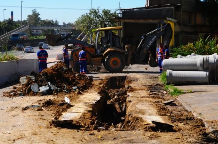 O serviço está sendo executado pela Companhia de Desenvolvimento de Nova Iguaçu (CODENI), que vai realizar a troca das manilhas danificadas pela Ecovias Rio Minas durante as obras de duplicação da Rodovia Presidente Dutra