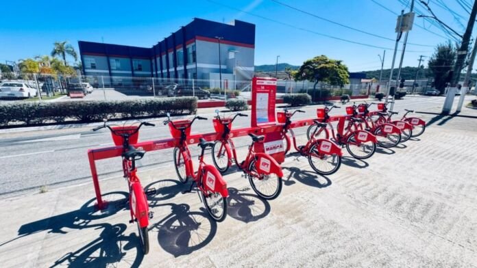 A Prefeitura de Maricá estabeleceu mais um ponto de conexão sustentável na cidade: a Rua Oito, ao lado da Subprefeitura de Itaipuaçu, recebeu uma nova estação das Vermelhinhas, o sistema gratuito de bicicletas compartilhadas do município