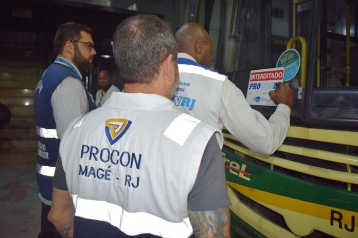 WhatsApp Image 2026-07-28 at 10.53.16 O Procon Magé participou, nesta segunda-feira (27), de uma operação de fiscalização no Terminal Rodoviário de Piabetá que resultou na interdição de quatro ônibus com irregularidades que poderiam comprometer a segurança dos passageiros