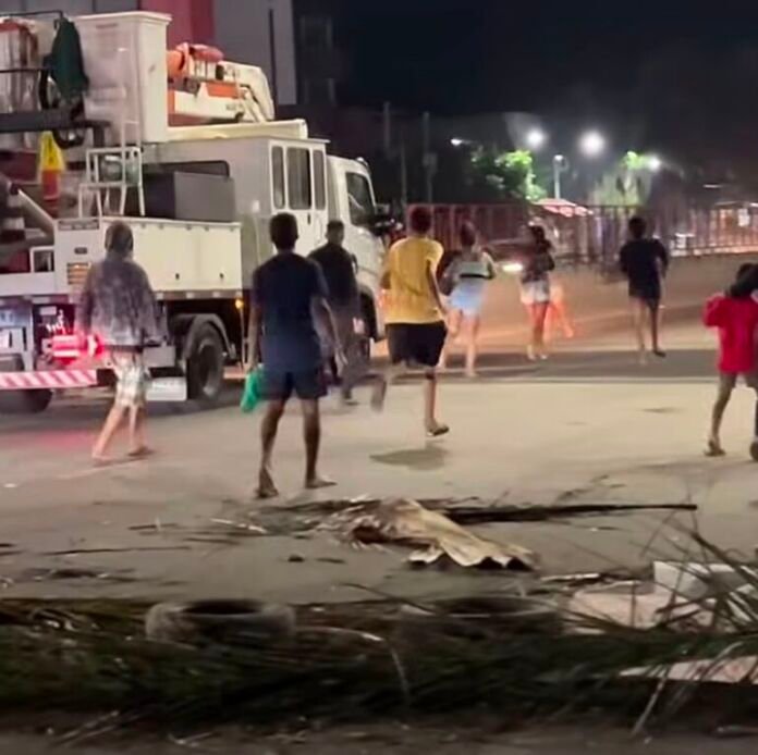 A demora no restabelecimento do fornecimento de energia elétrica após o forte vendaval que atingiu Maricá na última quarta-feira (29) desencadeou uma onda de protestos em diferentes regiões do município.