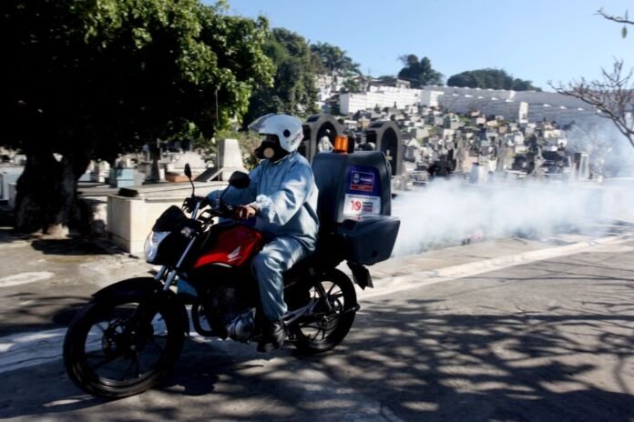 A Prefeitura de Nova Iguaçu ampliou as ações de combate ao Aedes aegypti com a utilização da motofog, equipamento instalado em uma motocicleta que permite a aplicação de inseticida em locais onde os veículos convencionais não conseguem chegar