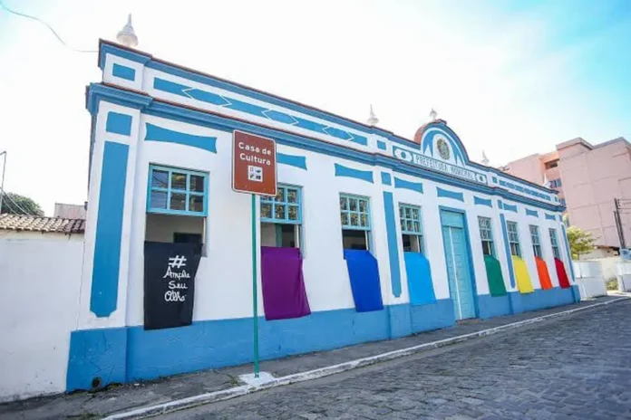 casa-de-cultura-saquarema A Prefeitura de Saquarema, por meio da Subsecretaria Municipal de Cultura, convida moradores e visitantes para celebrar o Dia Mundial do Rock com a exposição “Esse Tal Rock ‘n’ Roll – A História do Rock contada em Livros e Discos”.