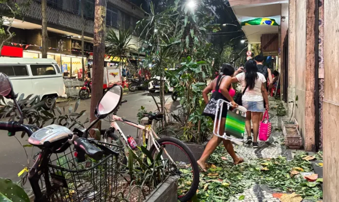 Mais de 510 mil imóveis do Rio de Janeiro continuam sem energia elétrica, desde o vendaval que atingiu o estado na tarde desta quarta-feira (29), com ventos que chegaram a atingir mais de 100 quilômetros por hora (km/h) na capital fluminense