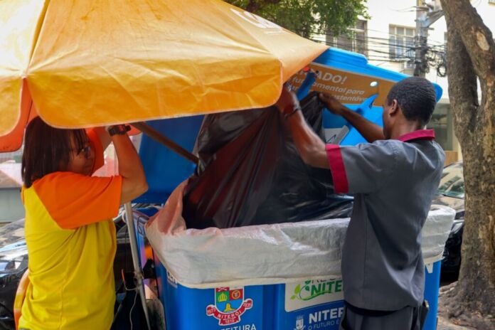 1000390802 A Companhia de Limpeza de Niterói (Clin) ampliou o serviço de coleta seletiva do projeto Recicla Niterói, que passa a contar com 12 pontos de descarte e funcionamento aos domingos em Icaraí.