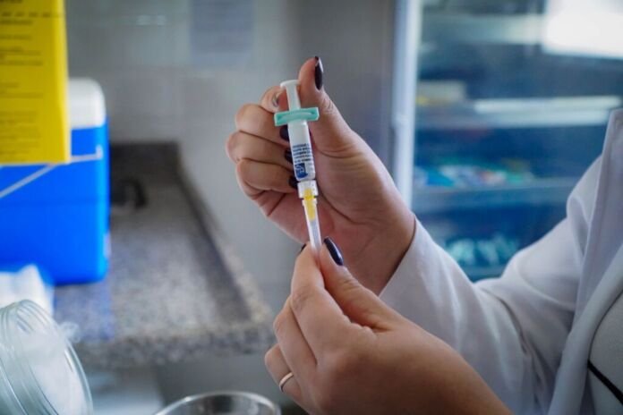 34c0decf-dia-d-de-multivacinacao-registra-mais-de-2-mil-doses-aplicadas-em-itaborai-2 A Prefeitura de Itaboraí, por meio da Secretaria Municipal de Saúde (SEMSA), realizou, no último sábado (22/08), o Dia D de Multivacinação, com o objetivo ampliar a cobertura vacinal e garantir que crianças, adolescentes e adultos pudessem atualizar a caderneta de vacinação