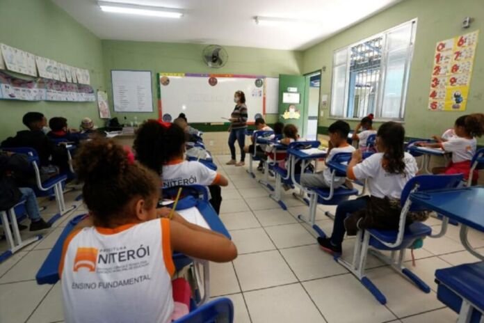 A Prefeitura de Niterói informa que as aulas na rede municipal de ensino estão suspensas, nesta sexta-feira (7), devido à previsão de ventos fortes