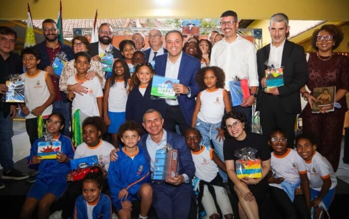 Divulgação - escola bilingue (3) Niterói e Uruguai oficializaram, nesta segunda-feira (10), a parceria para a implantação da primeira escola pública bilíngue em português e espanhol da rede municipal